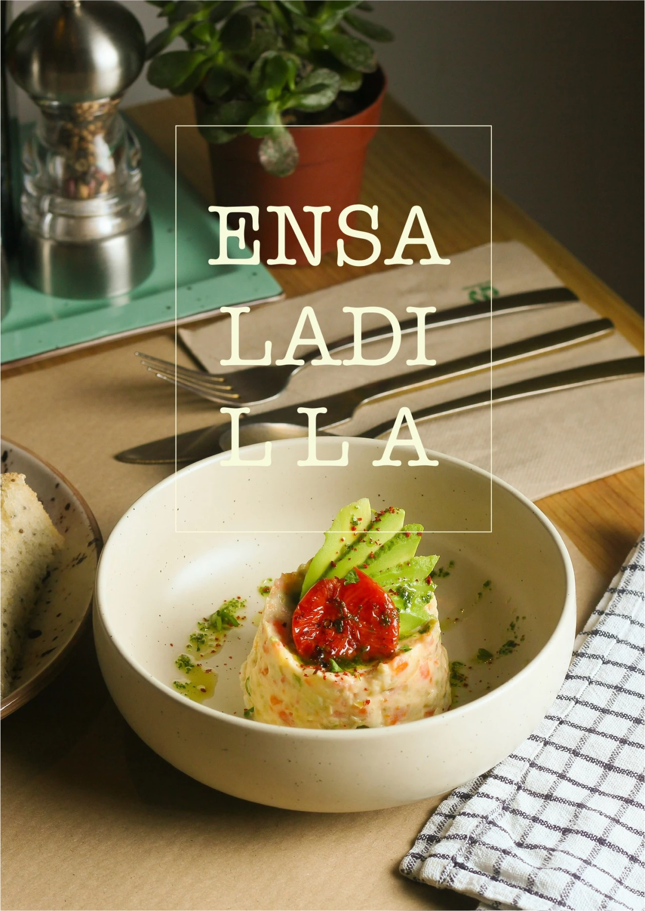 Ensaladilla vegana fresca con ingredientes orgánicos