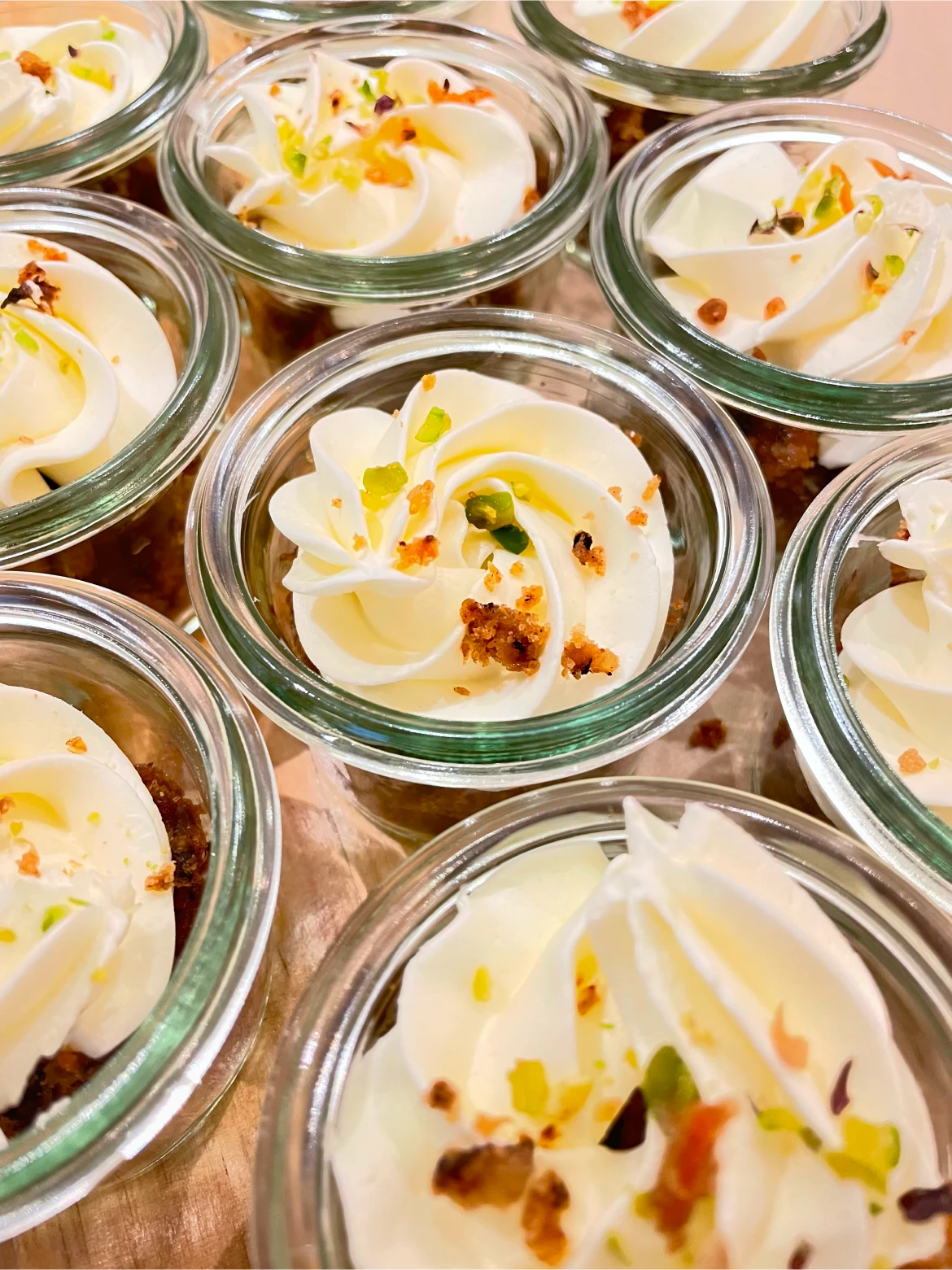 Postre vegano de mango con crema de coco