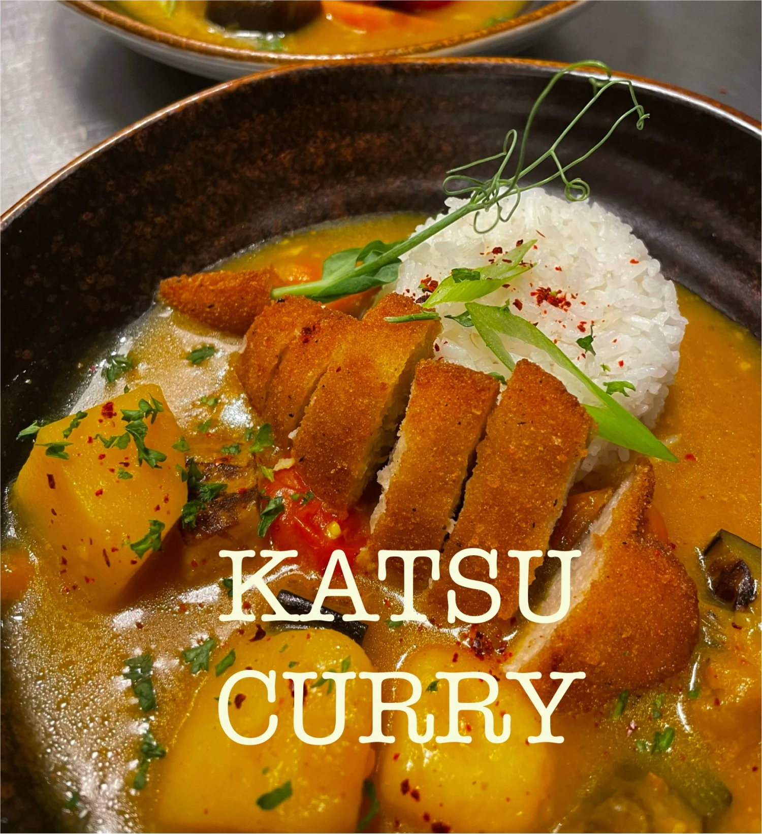 Katsu curry vegano servido con arroz y salsa especial