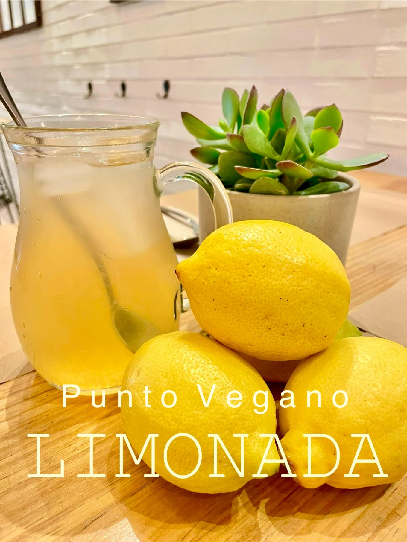 Limonada natural y fresca en vaso ecológico en Punto Vegano