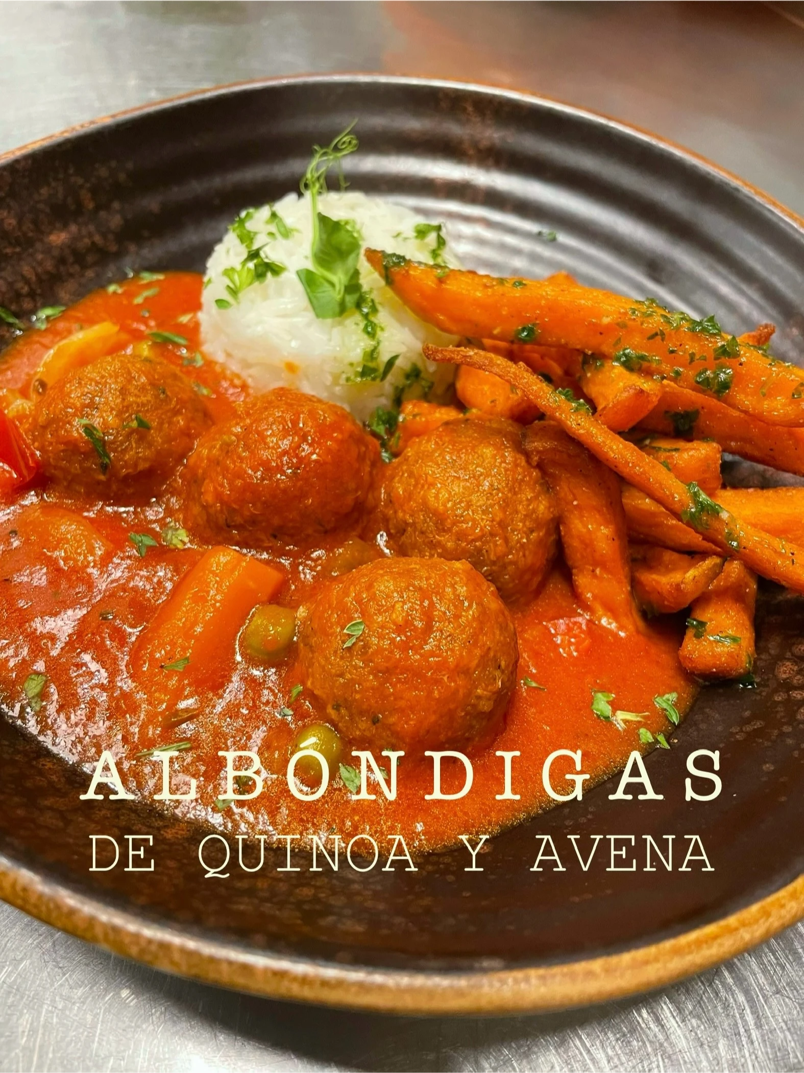 Albóndigas veganas de quinoa con salsa casera