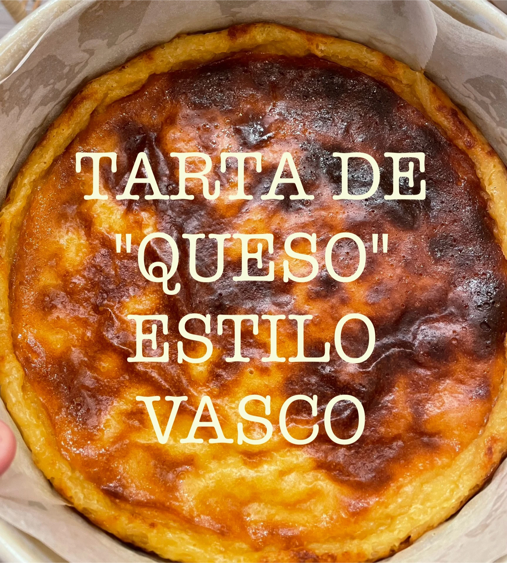 Tarta vegana de queso acompañada con frutos rojos