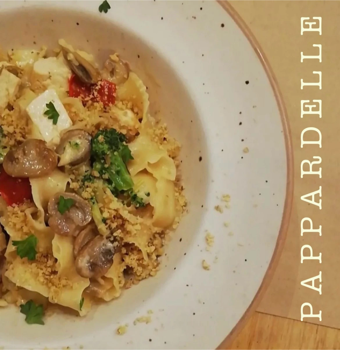 Pappardelle vegano con salsa de tomate natural en Punto Vegano