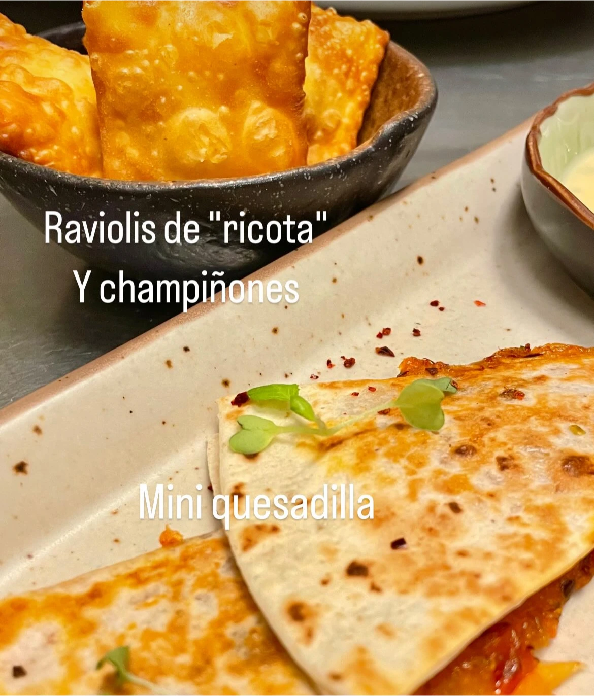 Raviolis caseros frescos con relleno de verduras en Punto Vegano