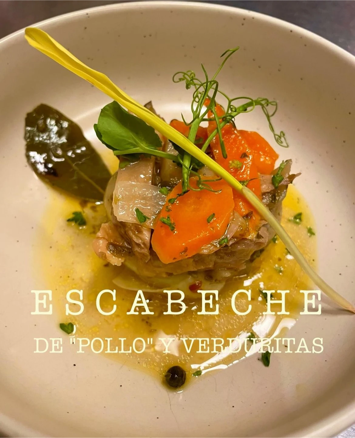 Escabeche de vegetales frescos con toque tradicional vegano